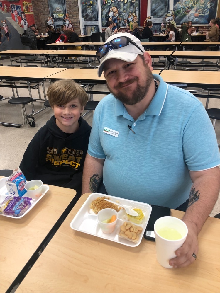 Mrs. Dean’s class enjoyed having lunch with family today!