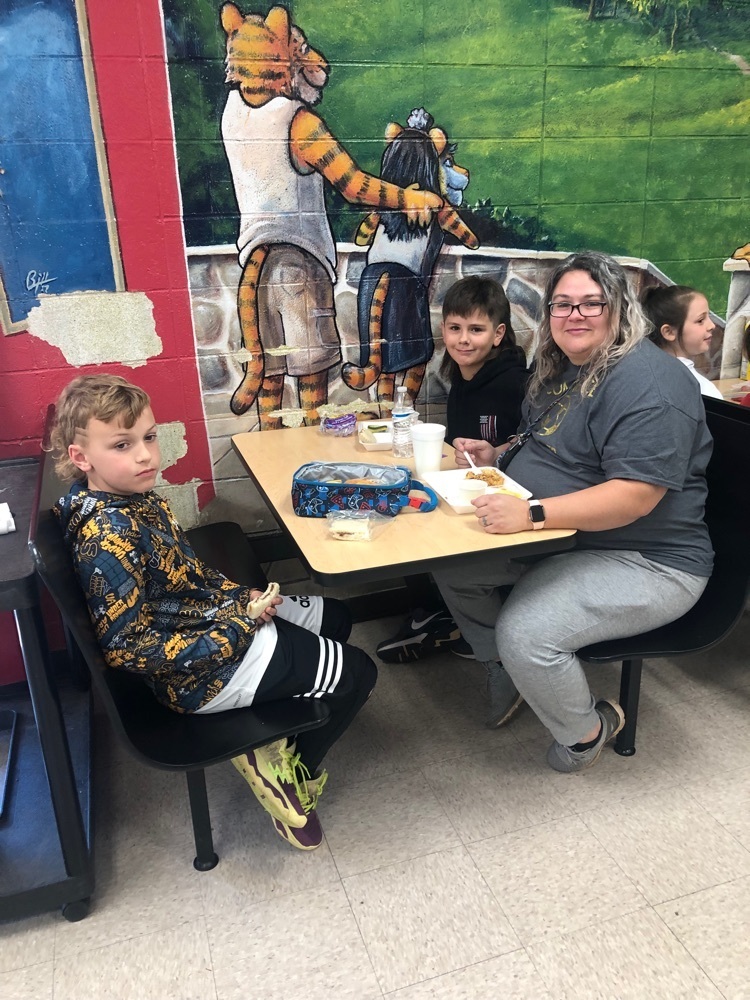 Mrs. Dean’s class enjoyed having lunch with family today!