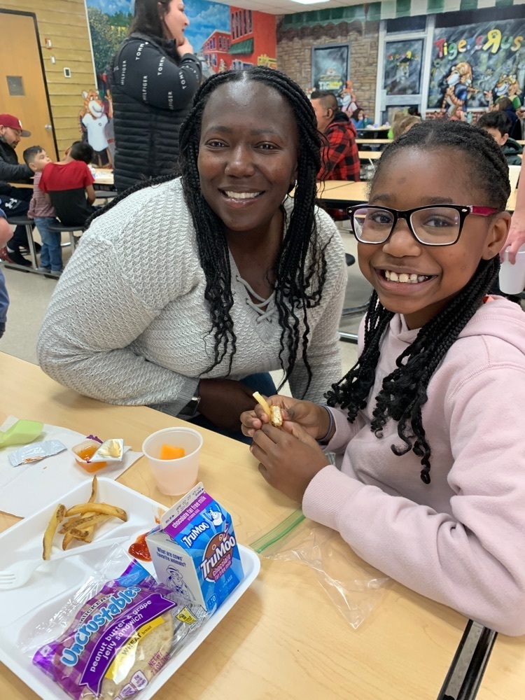 Mrs. Bowles students enjoyed lunch with their families today!