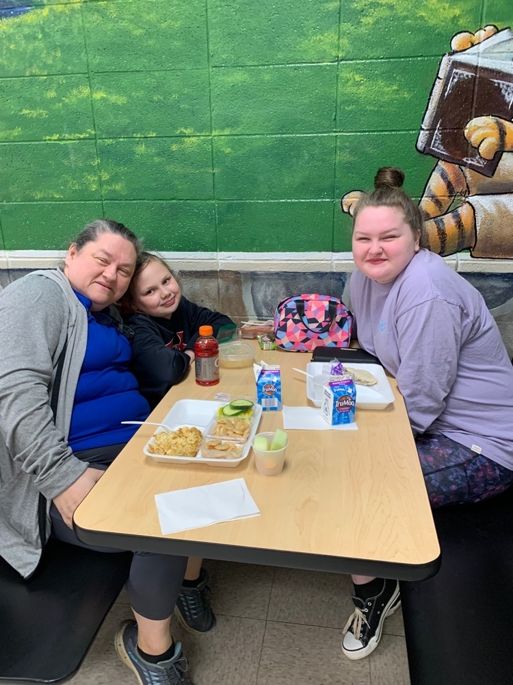 Mrs. Bowles students enjoyed lunch with their families today!